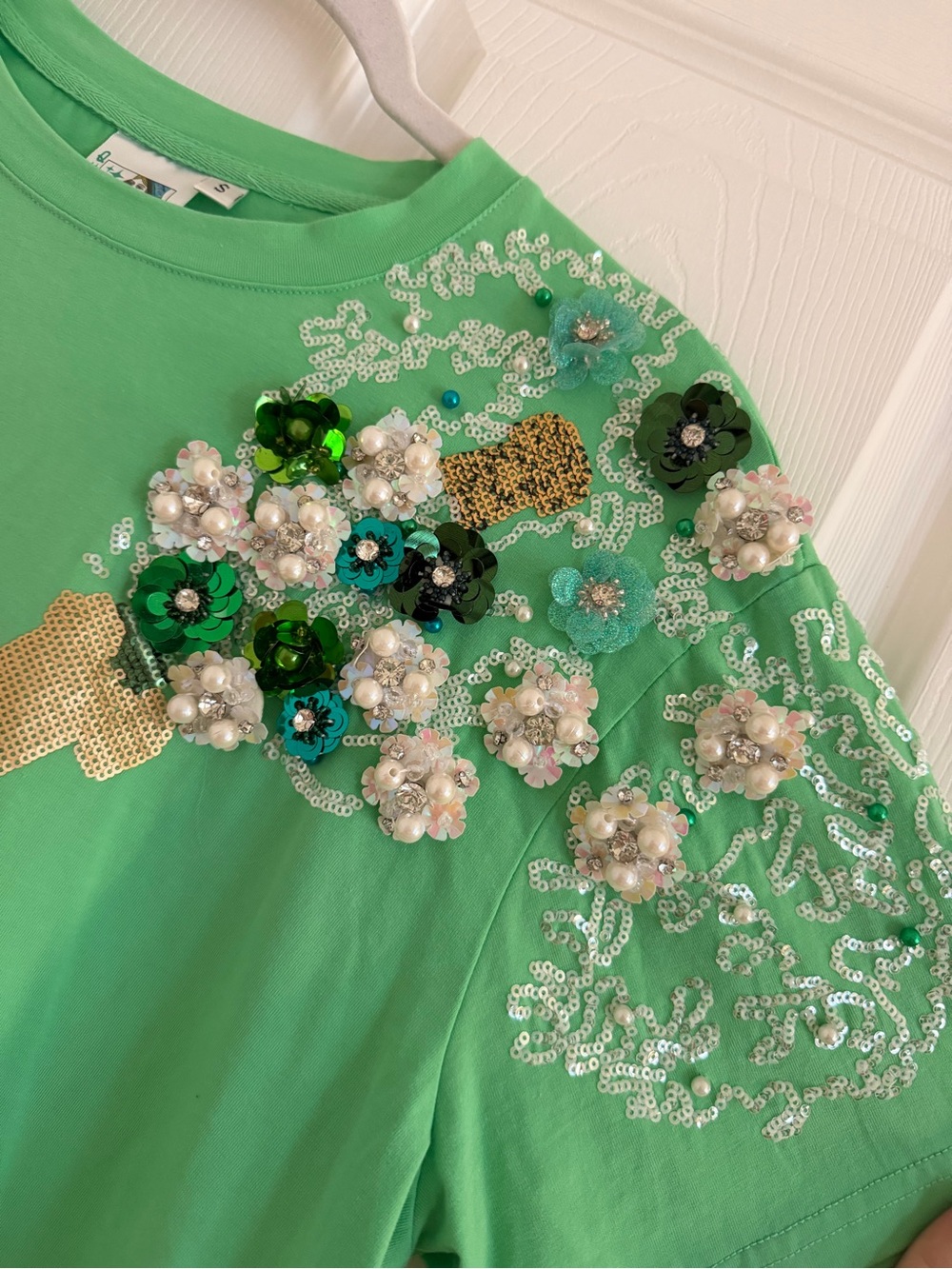 QUEEN OF SPARKLES Queen of Shamrocks Champagne Graphic Tee - Picture 3 of 6